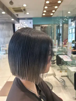 ショート ハイトーンカラー✨️ Amiのヘアスタイル