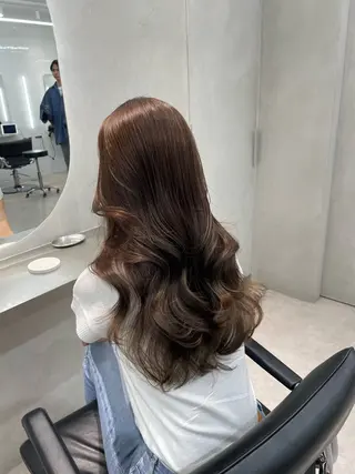 ロング ハイトーン ハイライ ト バレイヤージュのヘアスタイル