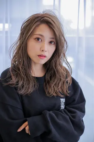 セミロング カラー ioe 岡本のヘアスタイル