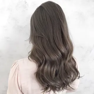 ロング AHNKISM所属・トレンドレイヤー/ 透明感カラーのヘアスタイル