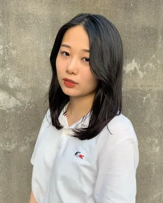 セミロング 岡田 知佳のヘアスタイル