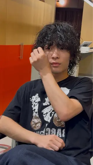 ミディアム パーマ メンズ 新谷 來のヘアスタイル