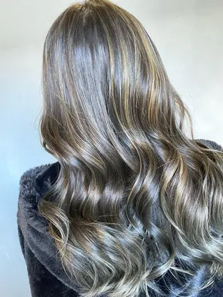 セミロング カラー ハイライトが 得意なニキです😊のヘアスタイル