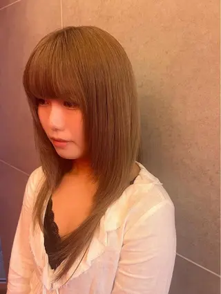 ロング AIRA/ブリーチ /透明感カラーのヘアスタイル