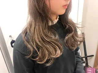 ロング カラー 新井 友菜のヘアスタイル