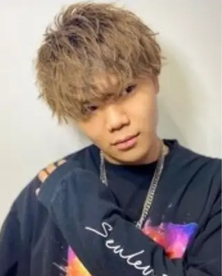 カラー パーマ ヘアアレンジ メンズ 🍑🧋ハイトーン 暖色カラーlucaのヘアスタイル