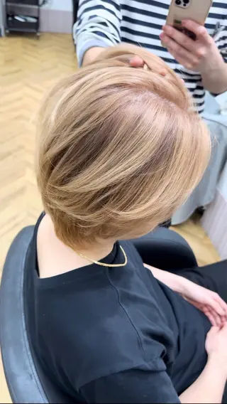 カラー ブリーチ/バレイヤー ジュ/シャドウルーツのヘアスタイル