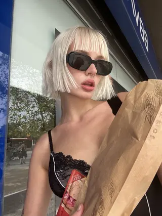 ショート カラー 楪 yuzuriha所属・Saaya/レイヤー /ブリーチ/ブロンドのヘアスタイル