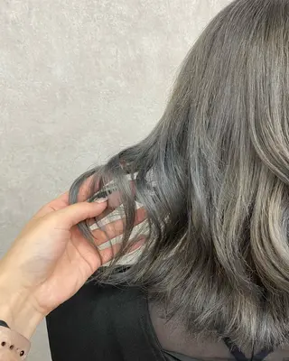 セミロング 🩶西 雪乃/透明感 くすみカラー🫧のヘアスタイル