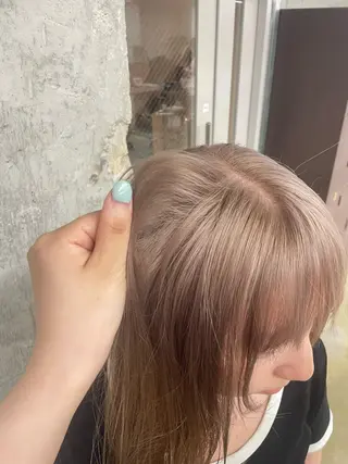 ロング 鈴木瑛里／ブロンド ベージュ／ピンクのヘアスタイル
