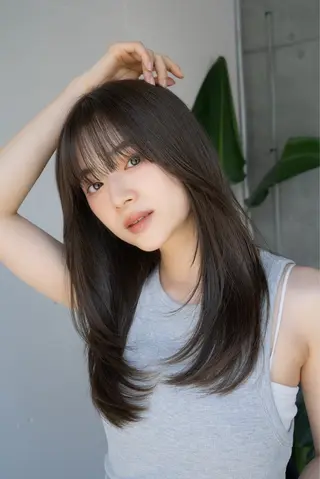 ロング レイヤーカット/ 前髪顔周りカットのヘアスタイル