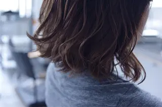 ミディアム セミロング カラー パーマ ヘアアレンジ クセ毛お悩みの方 四宮桂佑のヘアスタイル