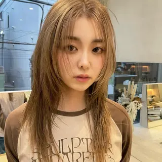 セミロング ⭐ハイトーンブリーチ ミルクティーピンクのヘアスタイル