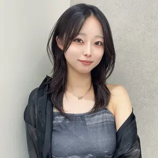 セミロング ハッシュカット🖤 レイヤー/透けカラーのヘアスタイル