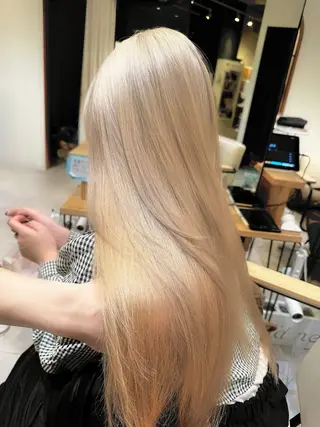 カラー 肌に馴染むハイトーン /ミルクティーカラーのヘアスタイル