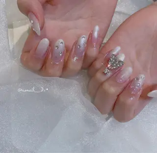 ネイル 𝘙𝘪𝘰𝘯𝘢 ...🕯🤍のネイルデザイン