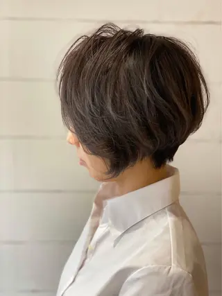ショート esse大阪茶屋町店所属・レイヤーカット 新井田陽寿のヘアスタイル