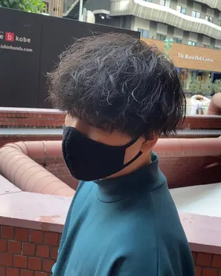 パーマ メンズ 三ノ宮フェザーパーマ 蕃本 啓利のヘアスタイル