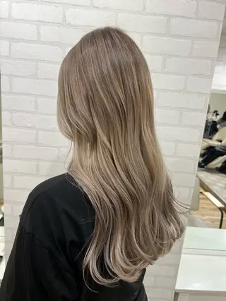 ロング ミルクティーカラー グレージュ　高山慧輔のヘアスタイル