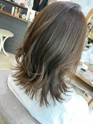 ミディアム カラー 金子 しおりのヘアスタイル