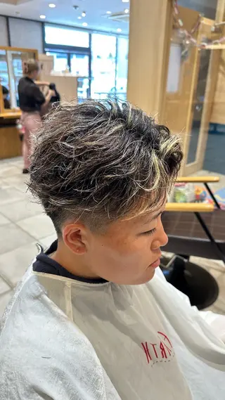 ショート カラー メンズ メンズ特化　パーマ メッシュハイライトのヘアスタイル