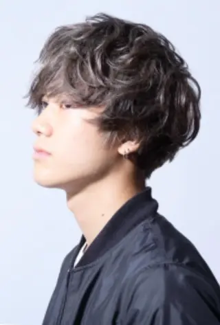 ショート カラー パーマ メンズ ブリーチカラー🌈 嘉名 真樹のヘアスタイル