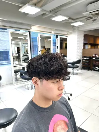 ショート パーマ メンズ フェザーパーマ職人 🪶ryosukeのヘアスタイル