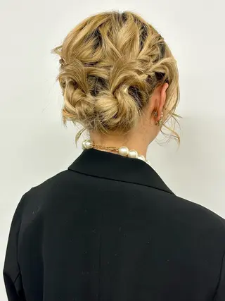 ショート ヘアアレンジ rebloom所属・山之内匠/艶カラー/ ハイトーン/ブリーチのヘアスタイル