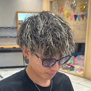 ショート カラー パーマ メンズ メンズ特化　パーマ メッシュハイライトのヘアスタイル