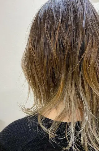 ミディアム カラー 佐治 梨乃のヘアスタイル