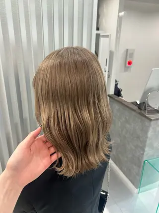 ミディアム あやめ🪽 オリーブ/ハイトーンのヘアスタイル