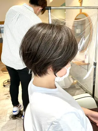 ショート esse大阪茶屋町店所属・レイヤーカット 新井田陽寿のヘアスタイル