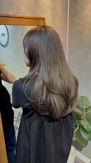 ロング 透明ベージュカラー/ たっぷりレイヤーのヘアスタイル