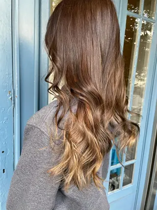 セミロング ブリーチ毛矯正.髪質 改善.髪にドラマをのヘアスタイル