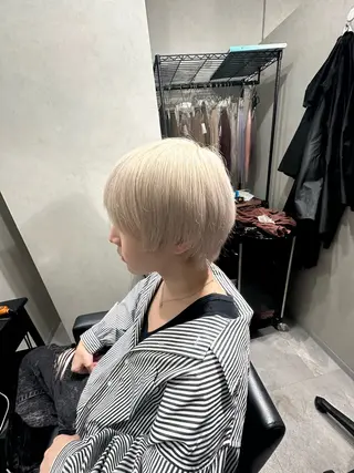 メンズ 奥本 侑 ハイトーン、髪質改善のヘアスタイル