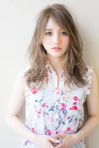 セミロング Soleriaソレリア所属・おしゃれ染めで白髪 ぼかし/山口玲緒奈のヘアスタイル