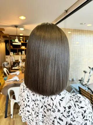 ミディアム カラー ツキダテ ユイのヘアスタイル