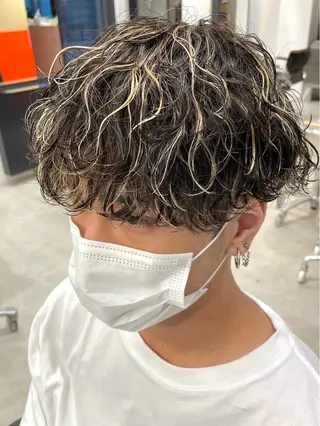 ショート カラー メンズ fifthメンズ原宿 波巻きパーマ平居俊太のヘアスタイル