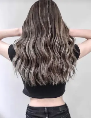 セミロング カラー ケア剤オタク×海外 ヘア長谷川裕起のヘアスタイル