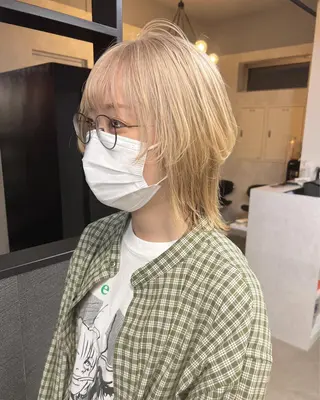 ミディアム ブリーチ/ウルフ ハッシュカット/石山のヘアスタイル