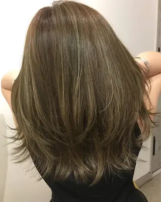 セミロング カラー 🩷🍭中津・梅田 エリア🍬💜のヘアスタイル