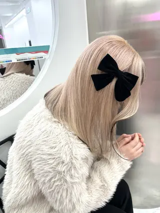 セミロング ❤︎ワンホンガーリー なハイトーンヘア❤︎のヘアスタイル