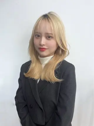 ミディアム カラー 里見 愛梨のヘアスタイル