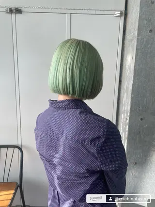 ミディアム 鈴木瑛里／ブロンド ベージュ／ピンクのヘアスタイル