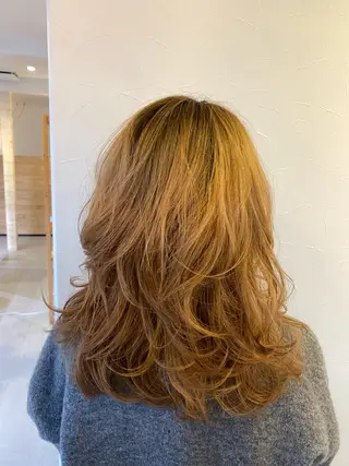 ミディアム WHAT COMES AROUND ...所属・イワ ハシのヘアスタイル