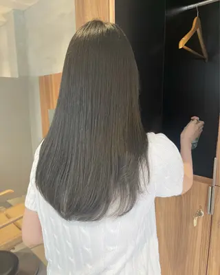 ロング カラー ブリーチなし 寒色カラーのヘアスタイル