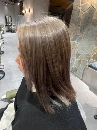 セミロング 艶々🫧ハイトーン 輝のヘアスタイル