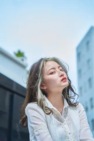 ミディアム カラー メンズ JuNブリーチに 縮毛矯正するプロのヘアスタイル