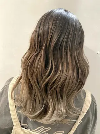 セミロング カラー ハイライトが 得意なニキです😊のヘアスタイル