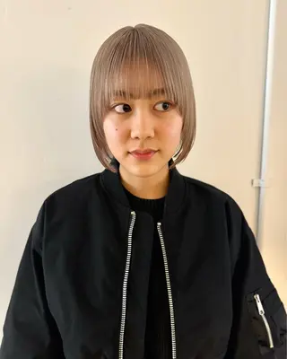 ショート カラー RAIMA ハイトーン/ベージュのヘアスタイル